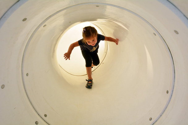 Kind speelt in Speeltuin tunnel - Foto, afbeelding