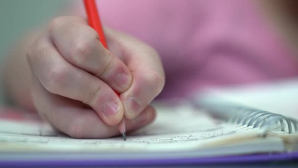 niño escritura a mano de cerca - Metraje, vídeo