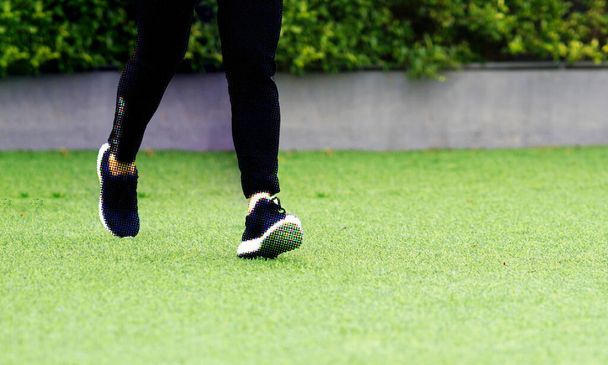 žena nohy běží ve virtuálním trávníku s běžeckými obuví - Fotografie, Obrázek