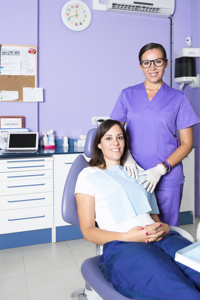 assistant dentaire et un patient
 - Photo, image