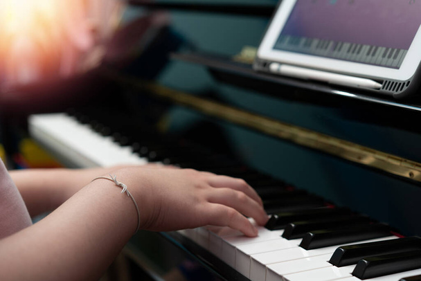 детские руки играют на пианино - Фото, изображение