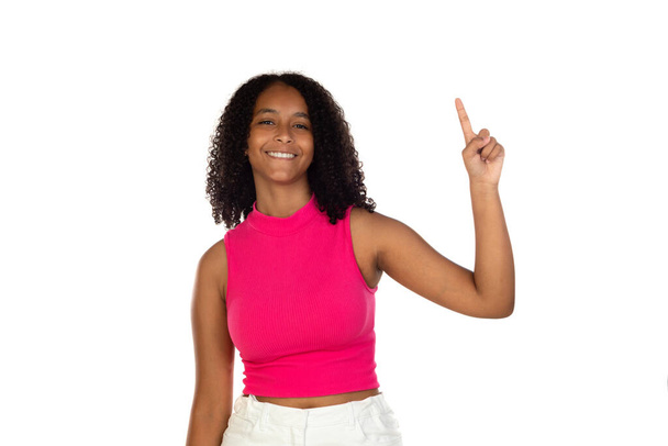 幸せな黒の女の子pointingにコピースペース以上紫のスタジオ背景,パノラマ,広告のためのスペース  - 写真・画像