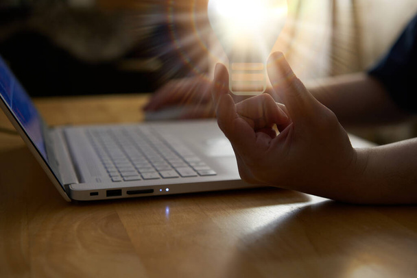 человек держит лампу лампы графический во время использования ноутбука в идее инновационной власти для решения и технологии бизнес-концепции - Фото, изображение