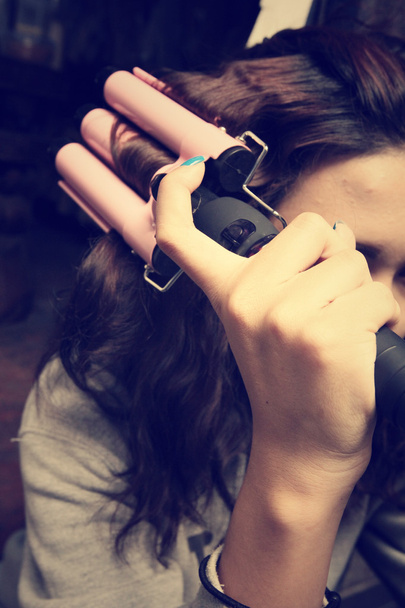 Femme utilisant un lisseur de cheveux - Photo, image