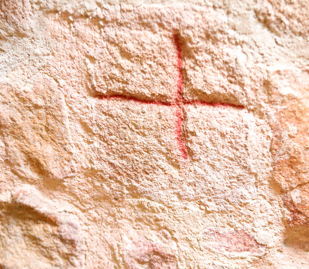 παλιός σταυρός χαραγμένος στον τοίχο ενός αρχαίου χριστιανικού εκκλησιαστικού συμβόλου του Χριστιανισμού - Φωτογραφία, εικόνα