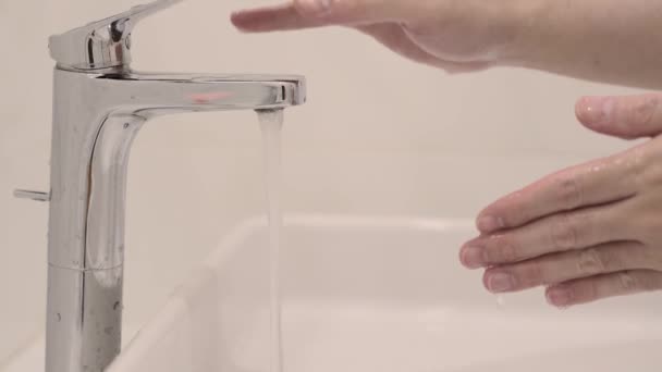 handwas bij wasbak - Video