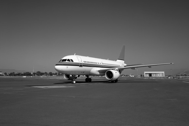 vliegtuig op de startbaan - Foto, afbeelding