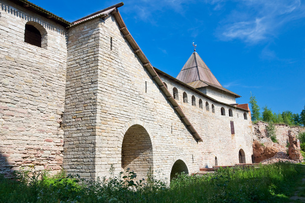 Шлиссельбургская крепость "Орех", двор. Реставрированная стена и стаи
 - Фото, изображение