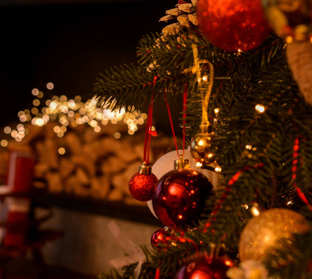 Bel arbre de Noël luxueux avec des jouets de Noël en or, rouge et blanc en gros plan ! Humeur de Noël ! Fond de Noël - Photo, image