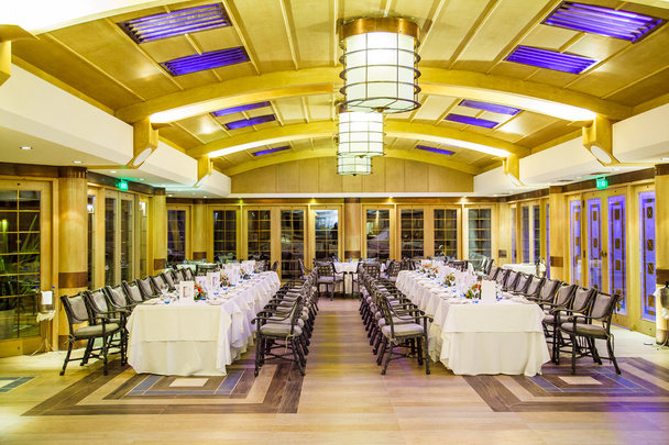 interior do restaurante com mesas cobertas
 - Foto, Imagem