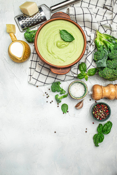 vynikající brokolicová polévka s bazalkou a smetanou, dietní detoxikační potravinový koncept, vertikální image. pohled shora. místo pro text, - Fotografie, Obrázek