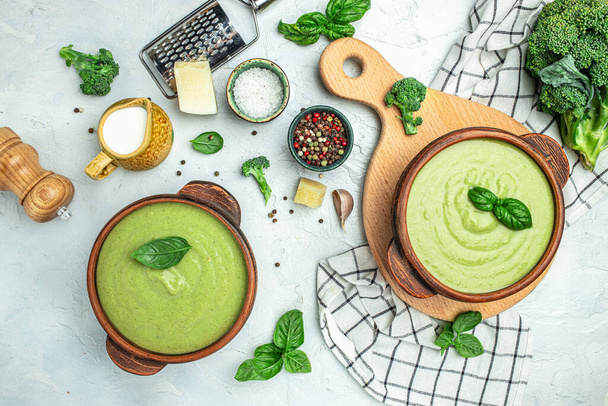 Tradiční recept na brokolicovou sýrovou polévku se zeleninou v misce, menu restaurace, dieta, výhled na kuchařku, - Fotografie, Obrázek