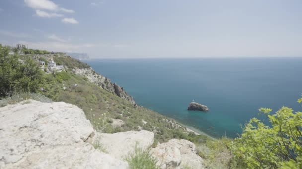 Kilátás a szikláról a kék tengerre és a gyönyörű égre. Felvétel. A természet szépsége, a nyári utazás és a turizmus fogalma - Felvétel, videó