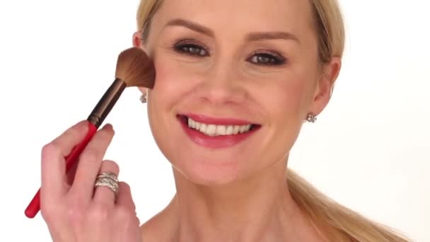 Boldog, vonzó nő arcpirosító alkalmazása - Felvétel, videó