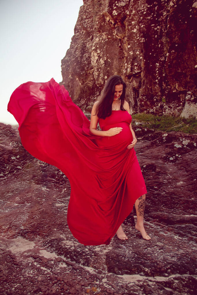 Mulher grávida em um vermelho dres - Foto, Imagem