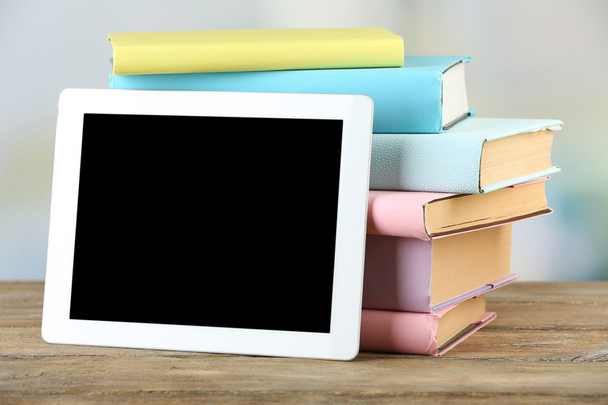 PC tablet and books on table - Zdjęcie, obraz