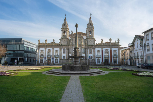 Sao Marcosin kirkko (St. Mark) ja Largo Carlos Amaranten suihkulähde - Braga, Portugali - Valokuva, kuva