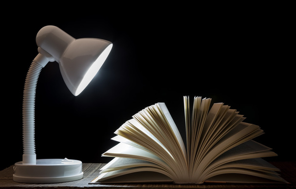 Lamp night light on the book. For reading. In library. - Zdjęcie, obraz
