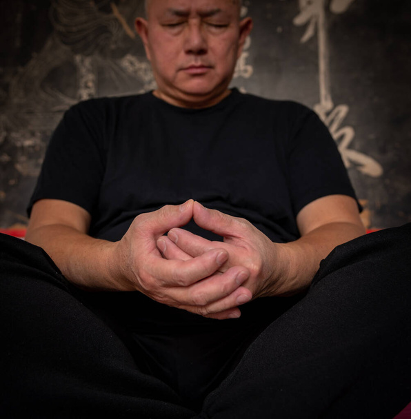 Ein älterer Mann in tiefer Meditation. - Foto, Bild