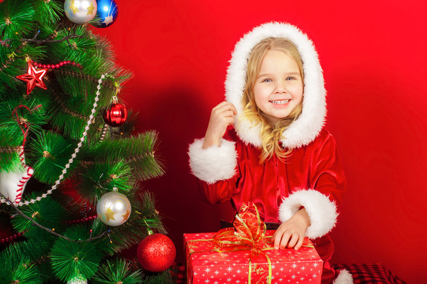 Little girl near the Christmas tree - Foto, Imagem