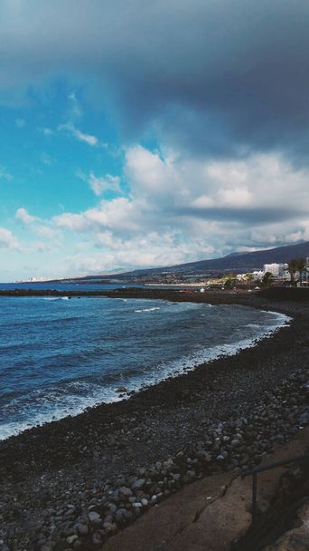 Hermosa playa de grava Mar con tiempo nublado en Tenerife. Foto de alta calidad - Foto, Imagen