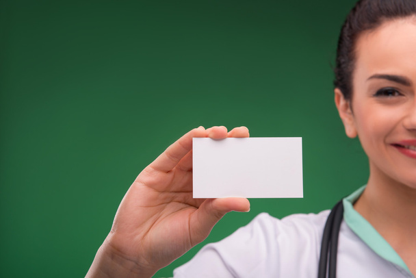 Woman doctor with blank card - Foto, Imagem