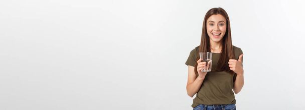 Muotokuva houkutteleva valkoihoinen hymyilevä nainen eristetty valkoinen studio ampui juomavettä
 - Valokuva, kuva