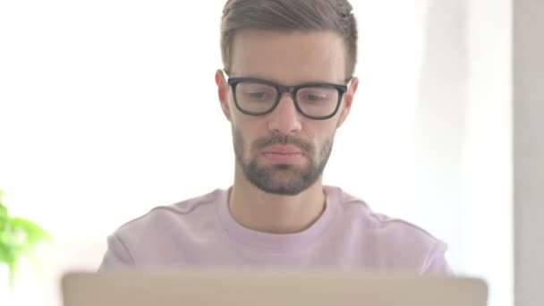 Közelkép a fiatal felnőtt férfi gépelés a laptopon - Felvétel, videó