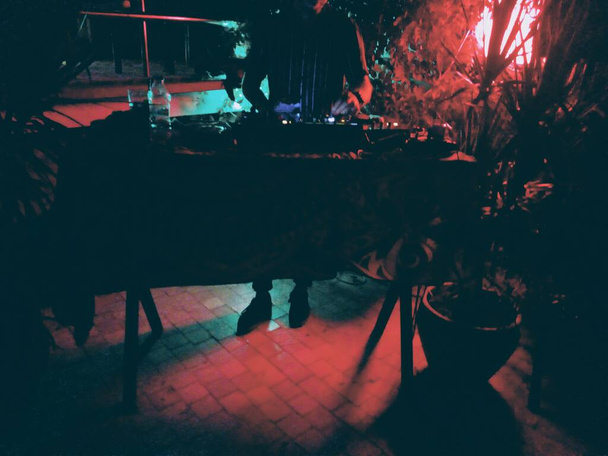 Desempenho de DJ sob luzes vermelhas. Ao ar livre. Vista noturna. - Foto, Imagem