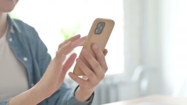 Close-up van Female Browsing internet op Smartphone - Video