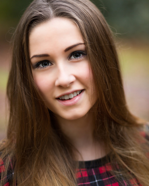 Porträt einer schönen dunkelblonden Teenagerin in einem Wald - Foto, Bild