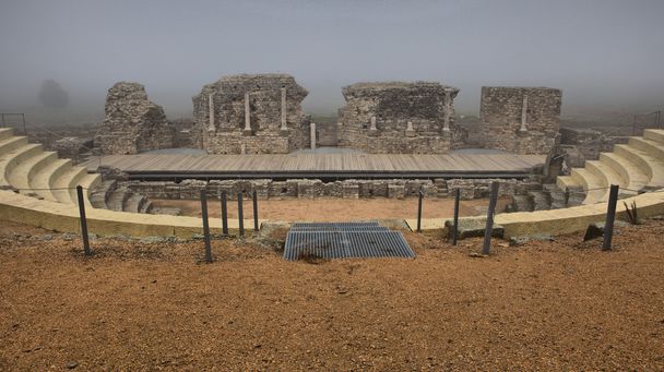 Римський театр міста Реджайна під туман - Фото, зображення