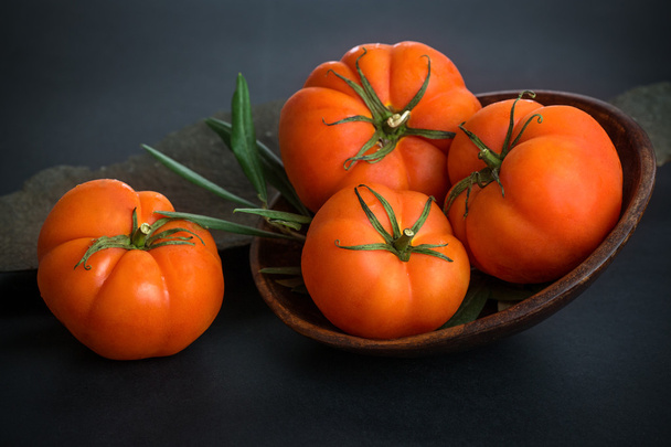 pomodori rossi con sfondo scuro - Foto, immagini