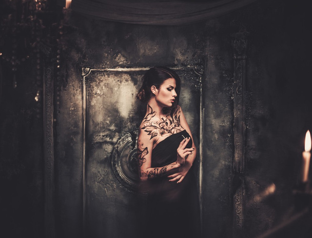 Tetovaný žena ve staré strašidelné interiéru - Fotografie, Obrázek