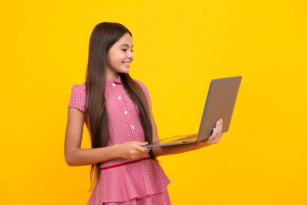 Молодая школьница, учится за ноутбуком. Концепция электронного обучения - Фото, изображение