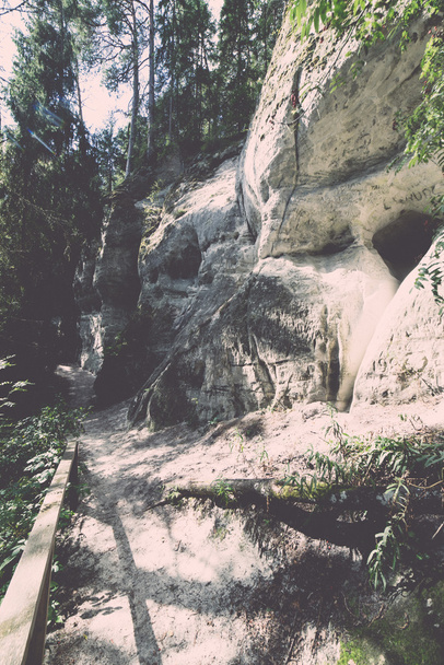 antieke zandstenen rotsen in het Gaujas National Park, Letland - v - Foto, afbeelding