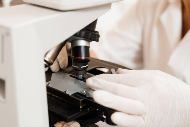 Veren analyysi mikroskooppitutkimuksen laboratoriossa lähikuva. Lääketieteelliset laitteet hematologisia ja biokemiallisia verikokeita varten klinikalla - Valokuva, kuva