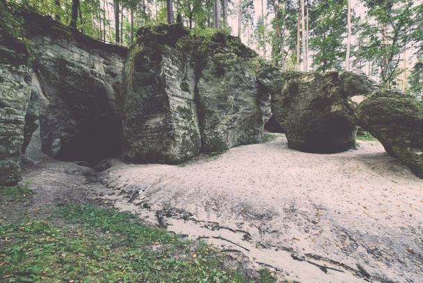 falaises de grès antiques dans le parc national de Gaujas, Lettonie - v
 - Photo, image