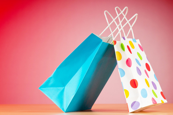 Цветные бумажные пакеты для покупок на фоне градиента
 - Фото, изображение