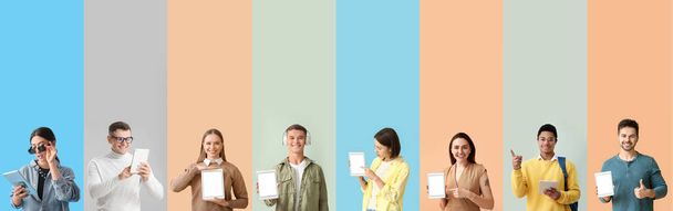 Набор разных людей с планшетными компьютерами на цветном фоне - Фото, изображение