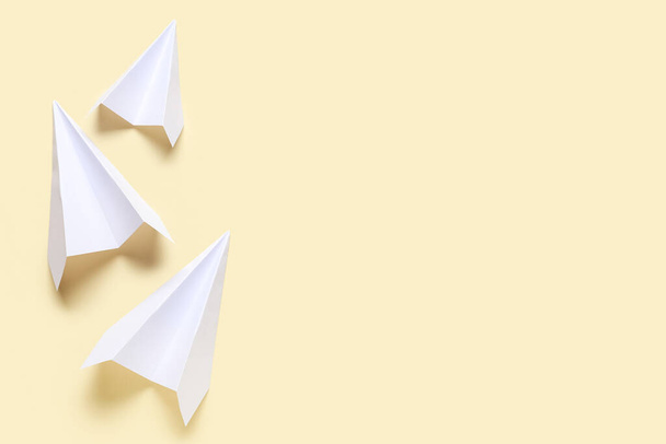 Paper planes on yellow background - Foto, immagini