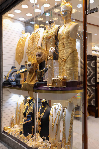 Dubai, Emiratos Árabes Unidos - 15 de abril de 2021: Oro en el famoso "Zoco de oro" en el mercado de Dubai Deira, ciudad oriental, antiguo centro comercial con el mercado callejero más grande. Emiratos Árabes Unidos, enfoque selectivo. Viajar - Foto, Imagen
