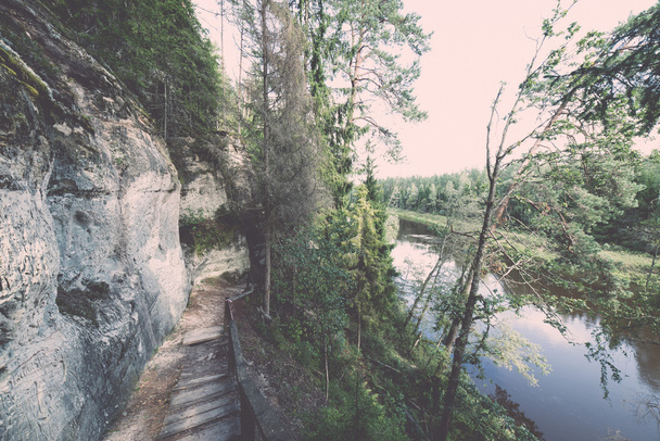 Стародавні пісковика скелі в національному парку Gaujas, Латвія - v - Фото, зображення
