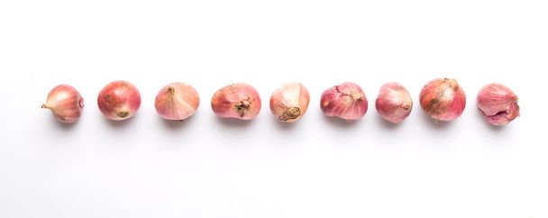 Cebollas rojas pequeñas indias
 - Foto, Imagen