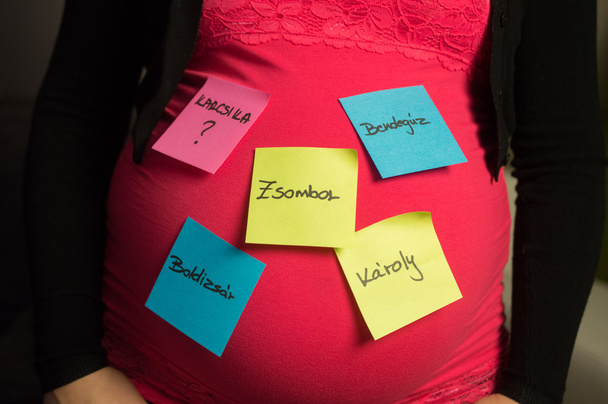 Femme enceinte choisissant des noms de bébé
 - Photo, image