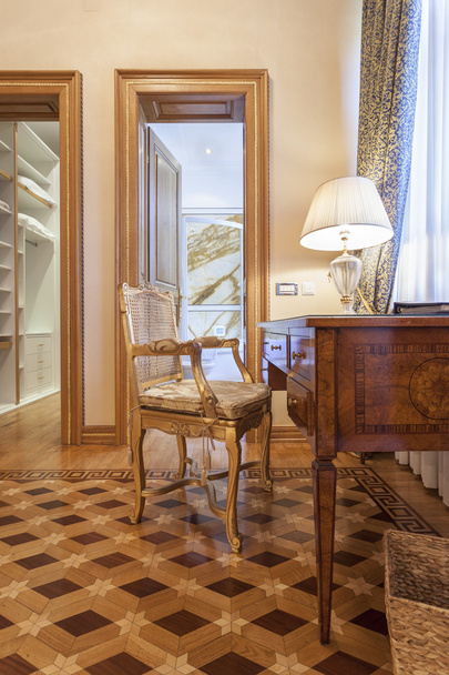 Bureau et chaise dans une chambre de luxe de style classique
 - Photo, image