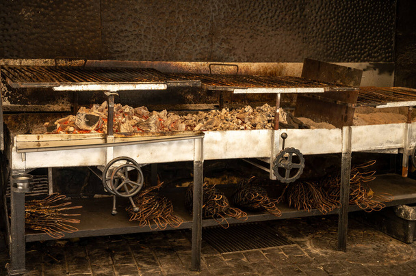 Vieux parrilles de charbon de bois pour la cuisson du poisson, construire à l'extérieur des bâtiments dans le petit village de pêcheurs Getaria, Pays Basque, Espagne, destination touristique - Photo, image