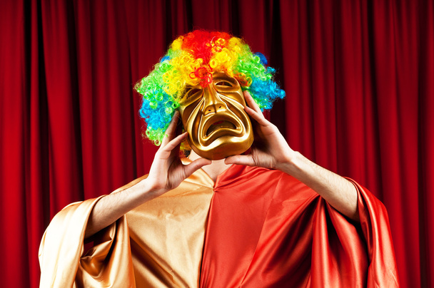 Ator com máscaras em um conceito de teatro engraçado
 - Foto, Imagem