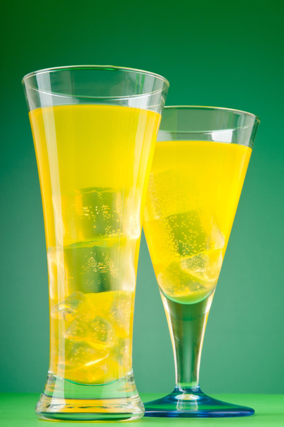 Värikäs cocktail laseissa jäällä
 - Valokuva, kuva