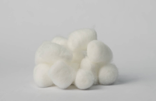 pile de boule de coton isolé sur blanc - Photo, image